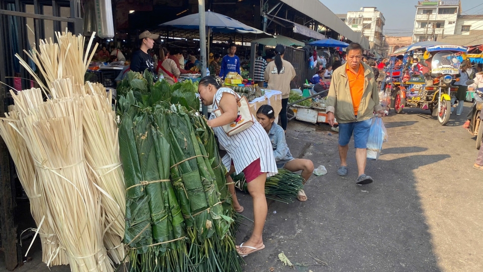 Không khí chợ Tết Việt tràn ngập thủ đô Vientiane của Lào